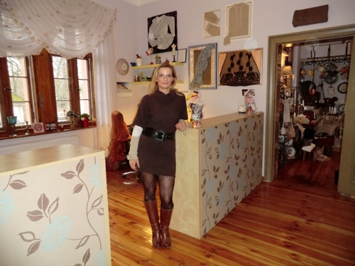 Bozena Wengel in ihrer Schneiderei in der Villa Gumpel